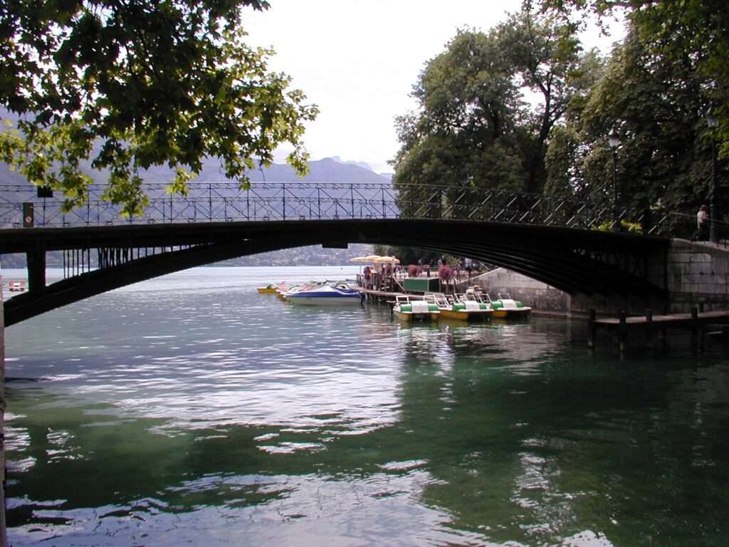 Il Pont des Amours (c) Public domain, Semnoz, Wikimedia Commons