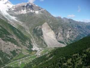 Randa e il Ghiacciaio del Weisshorn, Randa et le Glacier du Weisshorn (c) CC BY-SA 3.0, Wandervogel, Wikimedia Commons