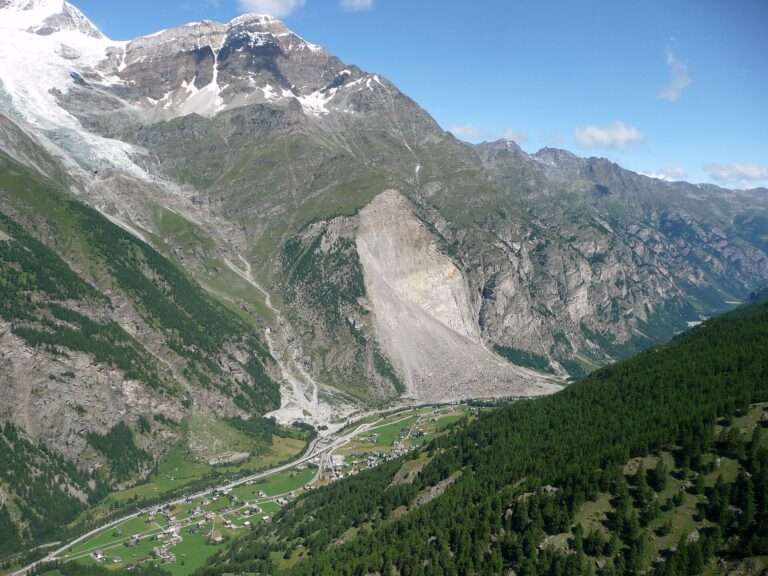 Glacier du Weisshorn (Valais) : la neige augmente le risque d’un éboulement de 250 000 tonnes Randa e il Ghiacciaio del Weisshorn, Randa et le Glacier du Weisshorn (c) CC BY-SA 3.0, Wandervogel, Wikimedia Commons