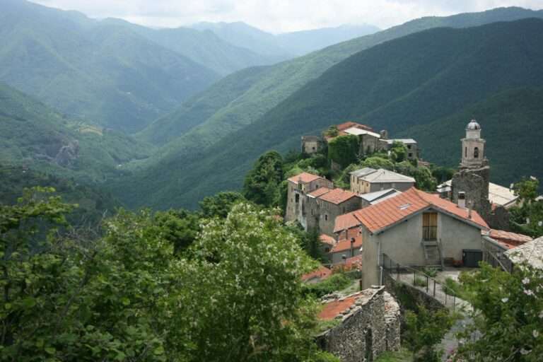 Triora, il “Borgo delle streghe” in Liguria; Triora, le “Bourg des sorcières” en Ligurie