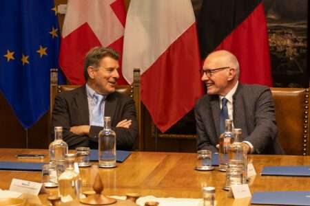 L’ambassadeur suisse à Aoste: ratifier l’accord sur les bus transfrontaliers Il presidente della Regione Valle d'Aosta Renzo Testolin e l'ambasciatore svizzero in Italia, Roberto Balzaretti, ad Aosta il 15 ottobre 2026 (c) Regione autonoma Valle d'Aosta