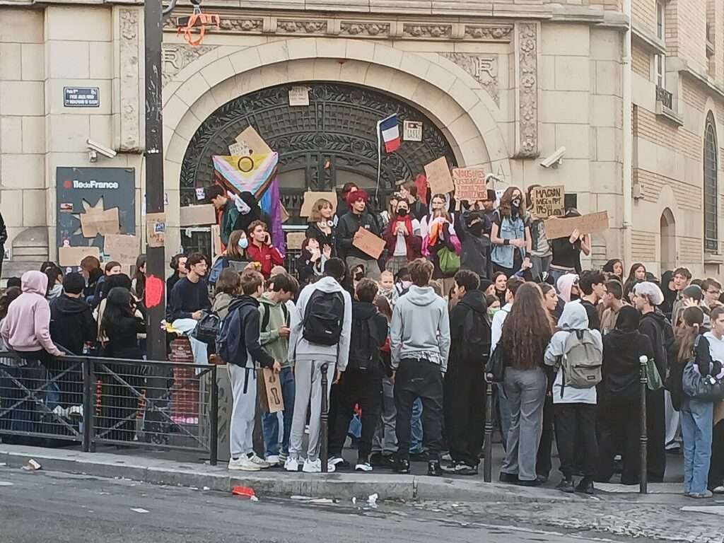 La manifestations au Lycée Jules Ferry à_Paris le 2 octobre 2026. Photo d'archives ( (c) CC 1_0 Universal Public Domain Guallendra Wikimedia Commons