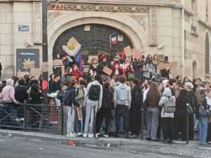La manifestations au Lycée Jules Ferry à_Paris le 2 octobre 2026. Photo d'archives ( (c) CC 1_0 Universal Public Domain Guallendra Wikimedia Commons