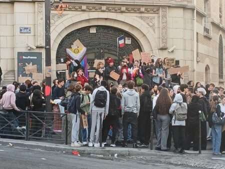 Manifestazioni in Francia, anche a Chambéry, Annecy, Grenoble e Nizza (e in Italia) La manifestations au Lycée Jules Ferry à_Paris le 2 octobre 2026. Photo d'archives ( (c) CC 1_0 Universal Public Domain Guallendra Wikimedia Commons
