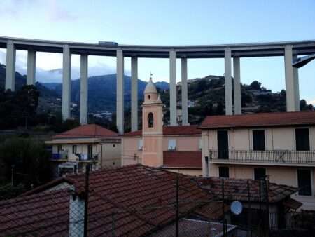 La località Latte a Ventimiglia, Torre della Chiesa e viadotto (C) CC 1_0 Public Domain Rabanus Flavus Wikimedia Commons