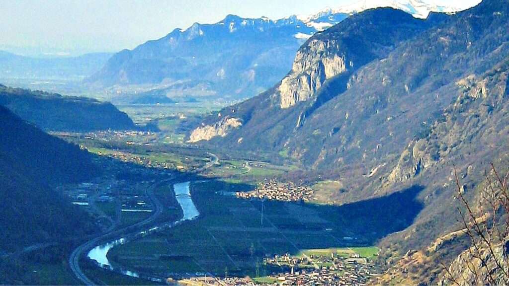 Le Rhône dans le Chablais valaisan (c) CC BY SA 4_0 Sylenius Wikimedia Commons