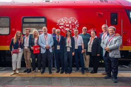 Vallée d’Aoste : six nouveaux trains électriques pour la ligne Aoste-Turin L'inaugurazione dei treni elettrici per la Valle d'Aosta, foto di famiglia, il 6 ottobre 2026 a Torino (c) Regione aut. Valle d'Aosta
