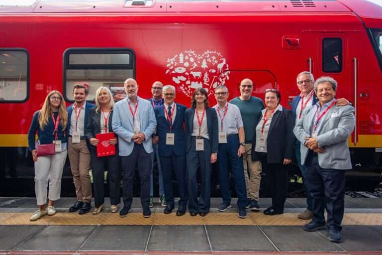 L'inaugurazione dei treni elettrici per la Valle d'Aosta, foto di famiglia, il 6 ottobre 2026 a Torino (c) Regione aut. Valle d'Aosta