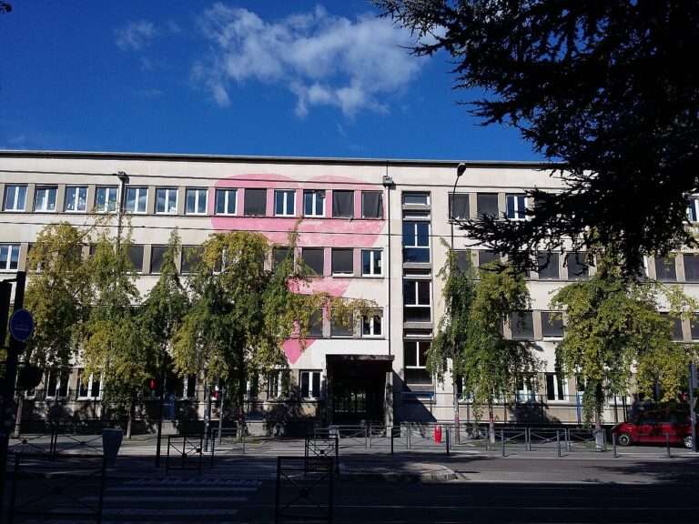 Proteste nei licei delle Alpi francesi, nuove manifestazioni il 6 ottobre Lycée Emmanuel-Mounier de Grenoble (c) A. Delesse (Prométhée), Wikimedia Commons, CC-BY-SA 3.0