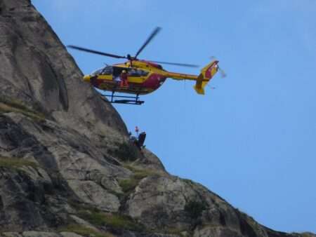 Secours en montagne héliporté avec appareil EC 145 de la sécurité civile de l'Isère et un équipage de la CRS Alpes à la Bérarde dans le massif des Ecrins. (c) Cevenol2 CC-BY-SA 4.0 Wikimedia Commons