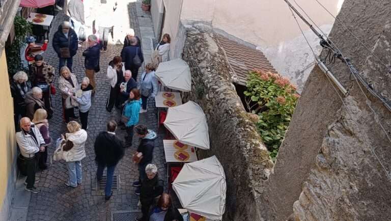 Turisti francesi in attesa dell'apertura di un ristorante, ad Aosta il 18 ottobre 2026 (c) Nos Alpes