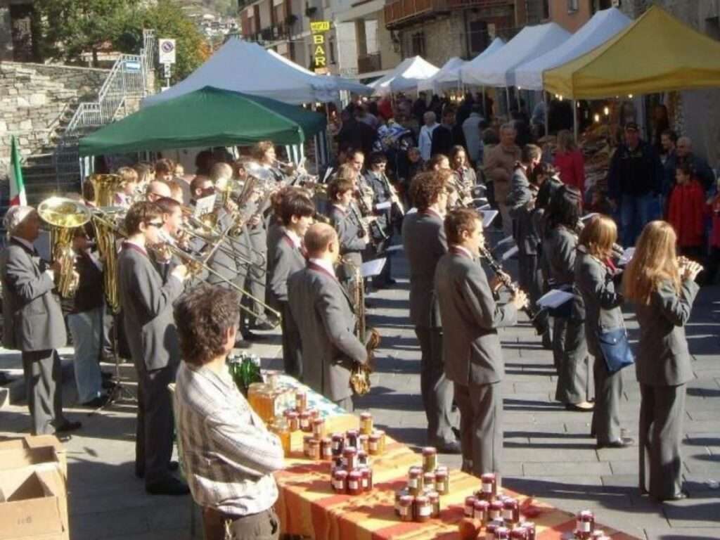 Un momento di musica a Châtillon, in Valle d'Aosta, alla tradizionale Sagra del Miele (c) Regione autonoma Valle d'Aosta
