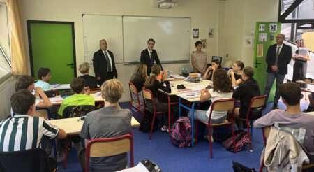 Une image de la rentrée 2026 avec le recteur de l'Académie de Grenoble, dasn une école à Modane, en Savoie, le 2 septembre 2026 (c) Ministère de l'éducation
