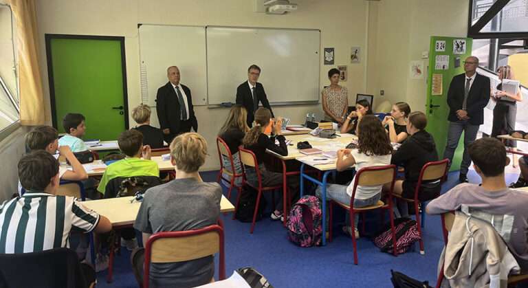En France, les blocages de lycées se font plus rares, encor des manifs dans les Alpes Une image de la rentrée 2026 avec le recteur de l'Académie de Grenoble, dasn une école à Modane, en Savoie, le 2 septembre 2026 (c) Ministère de l'éducation
