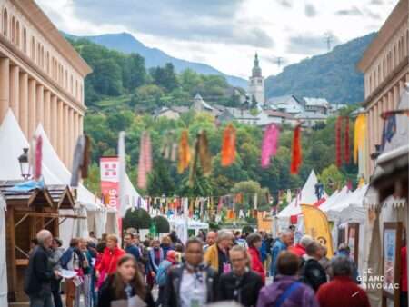 À Albertville, le regard du Grand Bivouac sur le monde, et au cœur des Alpes Une image du Festival d'Albertville, avec, en arrière plan, le site de Conflans(c) Le Grand Bivouac