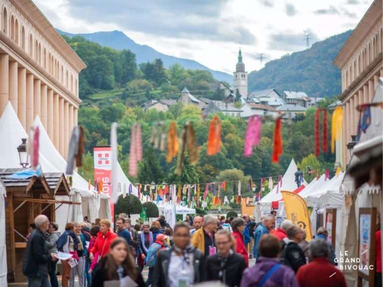 À Albertville, le regard du Grand Bivouac sur le monde, et au cœur des Alpes Une image du Festival d'Albertville, avec, en arrière plan, le site de Conflans(c) Le Grand Bivouac