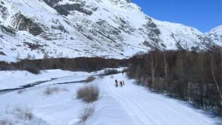 Bessans in Haute Maurienne, sci nordico dal 31 ottobre con la neve conservata durante l’estate Une piste de ski de fond et l'Arc, près de Bessans, en février_2023 (c) CC BY SA 4_0 Florian Pépellin Wikimedia Commons