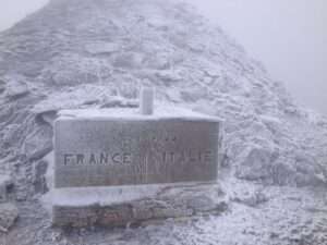 Il cippo del Colle Agnello coperto dalla prima neve, foto d'archivio (c) Provincia di Cuneo