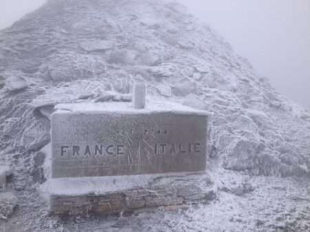 Il cippo del Colle Agnello coperto dalla prima neve, foto d'archivio (c) Provincia di Cuneo