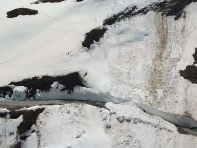Una valanga su una strada, immagine d'archivio (c) Regione autonoma Valle d'Aosta